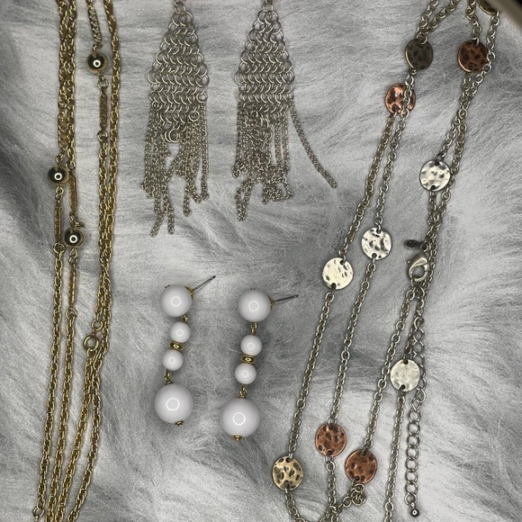 Chic Silver, gold, and Silver necklace and earring bundle Vintage. - Picture 3 of 3